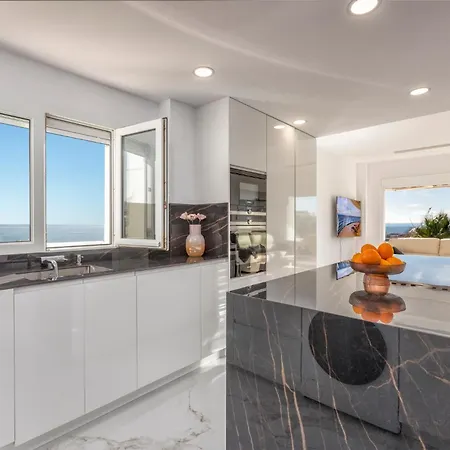 شقة Beachfront Penthouse With Sea Views Puerto Banus