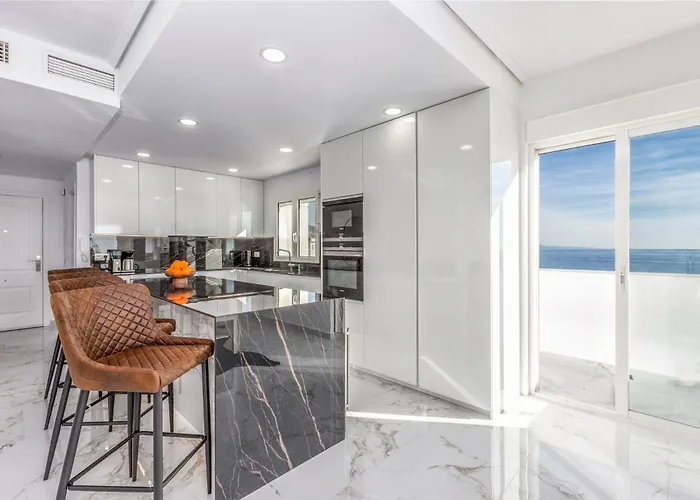 Beachfront Penthouse With Sea Views Puerto Banus 아파트 마르베야