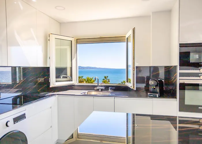 Beachfront Penthouse With Sea Views Puerto Banus 마르베야