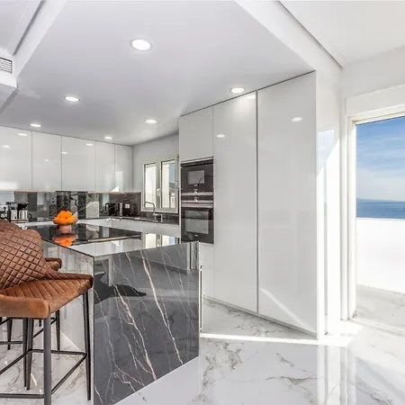 Beachfront Penthouse With Sea Views Puerto Banus 公寓 马尔韦利亚