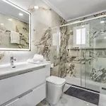 Beachfront Penthouse With Sea Views Puerto Banus 마르베야